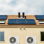 Installateur werkt aan duurzame installaties bij een woonhuis