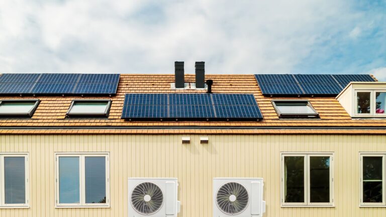 Installateur werkt aan duurzame installaties bij een woonhuis