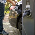 Elektrische auto aan thuislaadpaal, geld verdienen elektrische auto met nieuwe regeling