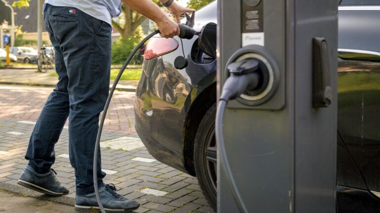 Elektrische auto aan thuislaadpaal, geld verdienen elektrische auto met nieuwe regeling