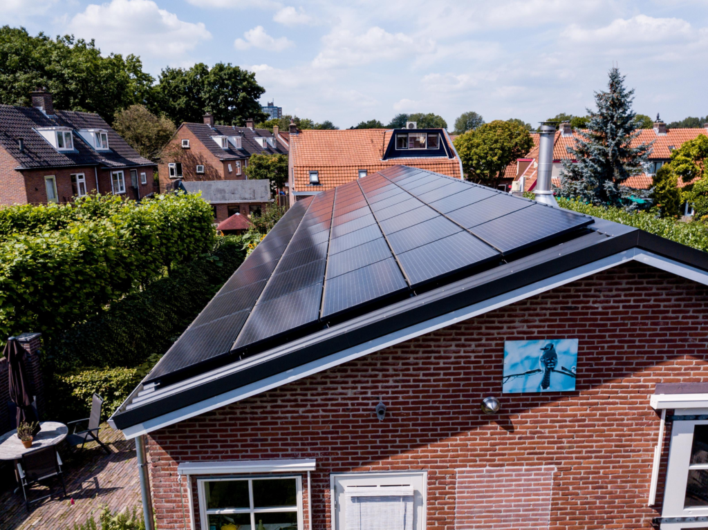 Plat dak, schuin dak en oost-west: welke opstelling past?