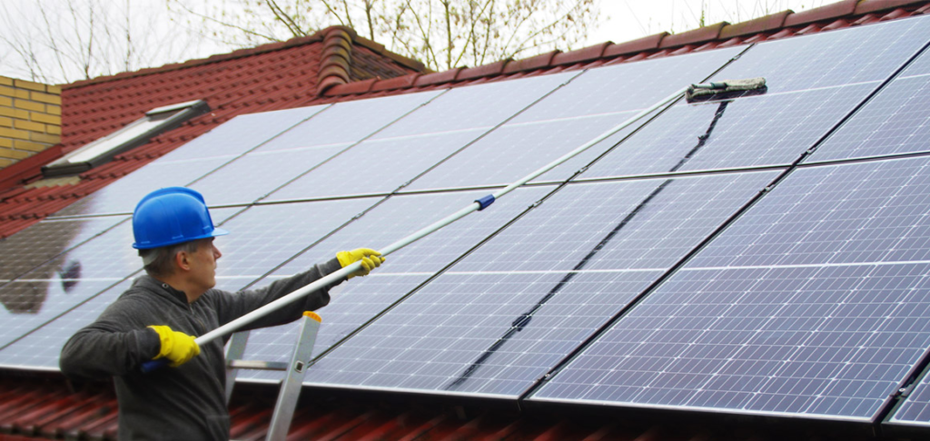 Zonnepanelen reinigen en onderhouden