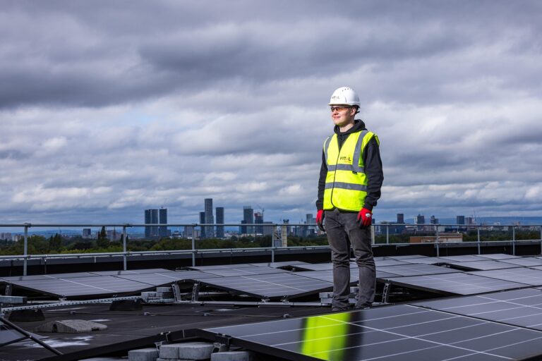 Kosten zonnepanelen 2026 - installateur plaatst zonnepanelen op een dak