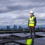 Monteur installeert zonnepanelen op dak volgens aangescherpte kwaliteitseisen zonnepanelen