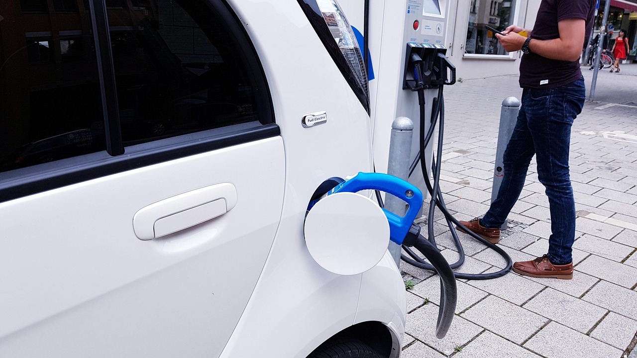 Elektrische auto aan thuislaadpaal laden tijdens piekuren in woonwijk