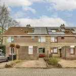 Omvormers zonnepanelen op het dak van een Nederlandse woning