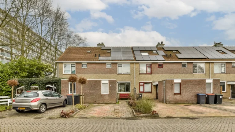 Omvormers zonnepanelen op het dak van een Nederlandse woning
