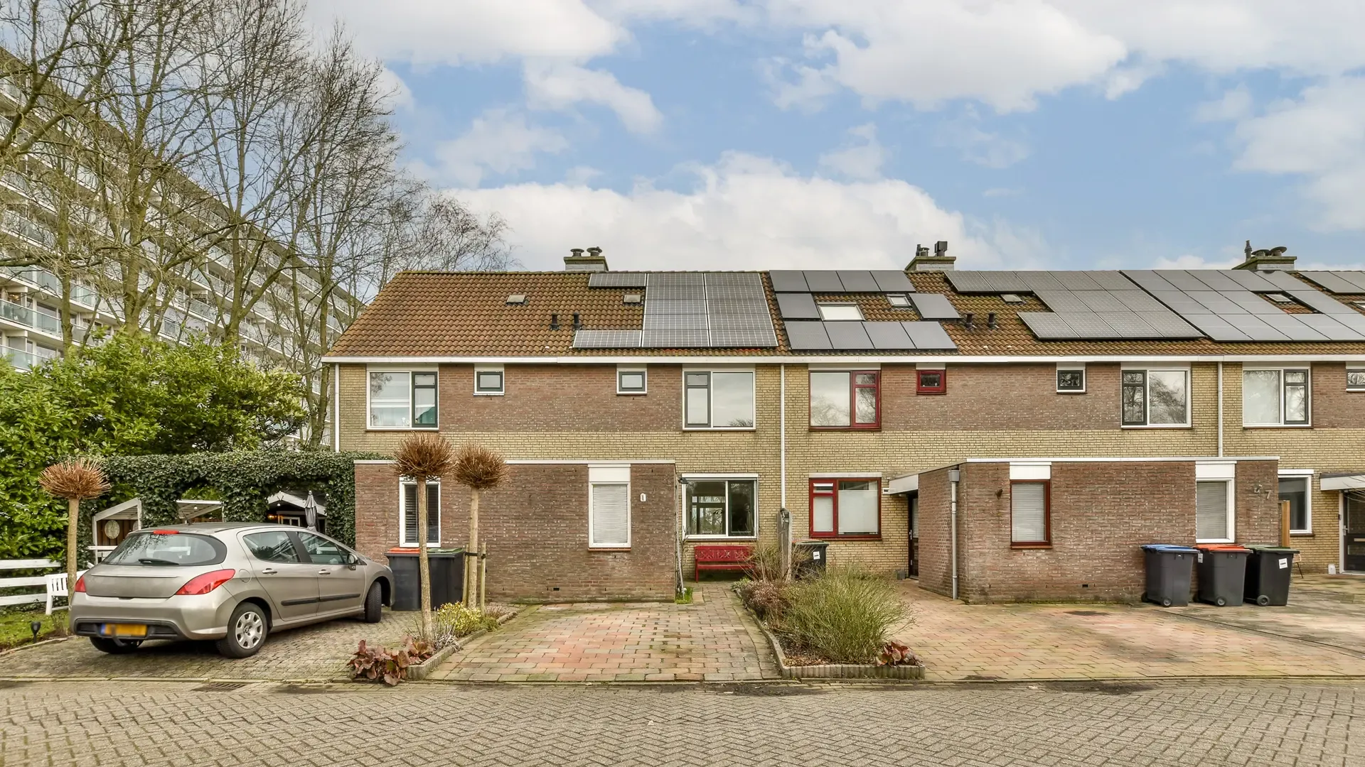 Omvormers zonnepanelen op het dak van een Nederlandse woning