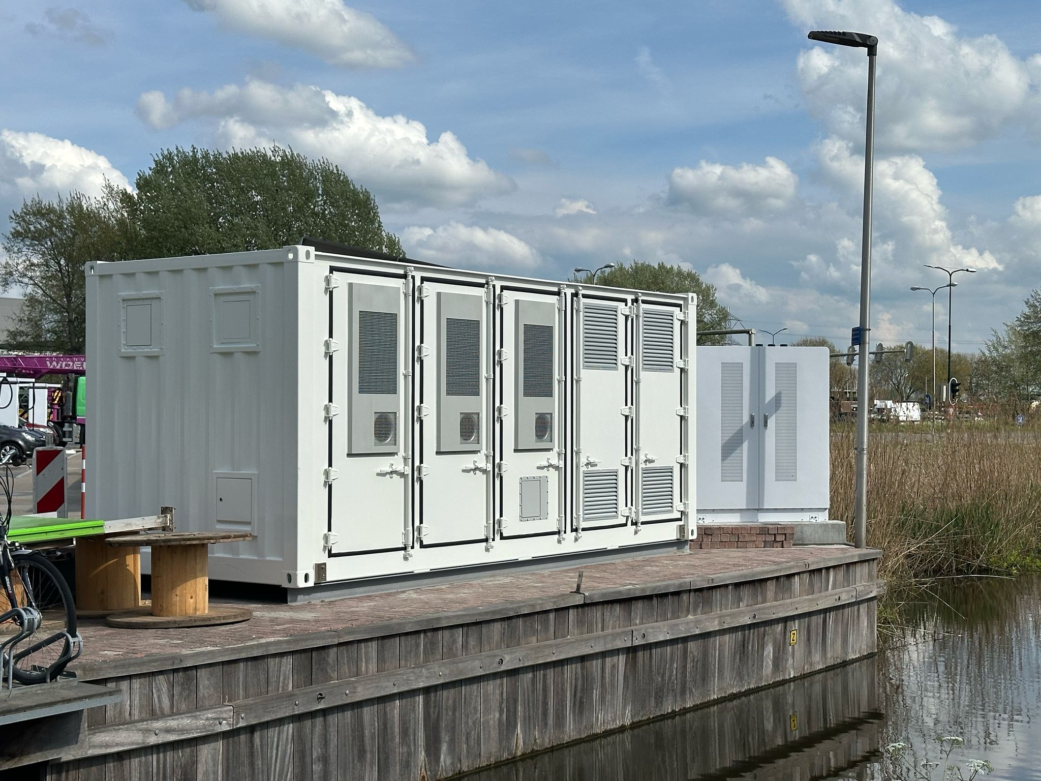 Buurtbatterij in een woonwijk waar steun voor gedeelde energieopslag wordt gevraagd