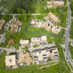 Subsidie thuisbatterijen Flevoland: thuisbatterij aan de muur van een woning