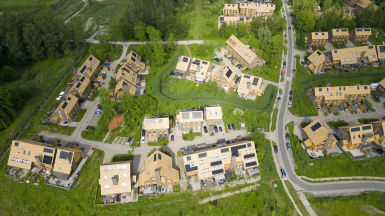 Subsidie thuisbatterijen Flevoland: thuisbatterij aan de muur van een woning