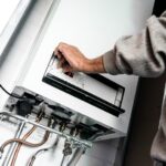 Huiseigenaar bekijkt vaste energiecontracten op papier