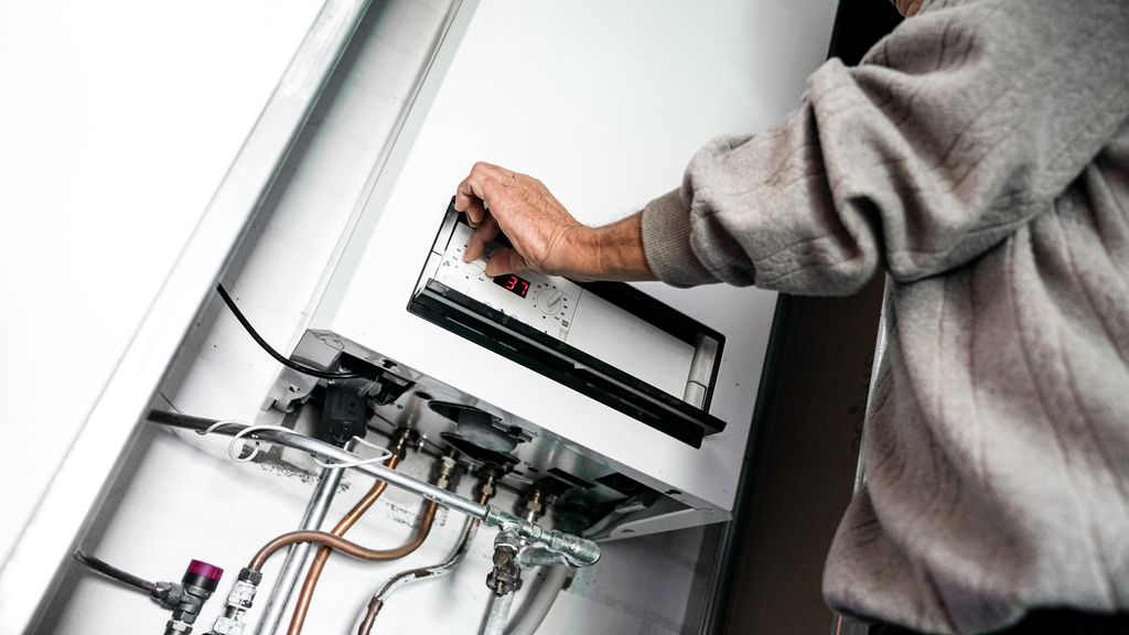 Huiseigenaar bekijkt vaste energiecontracten op papier
