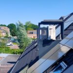 Monteur voert warmtepomp onderhoud uit bij een nieuwbouwwoning