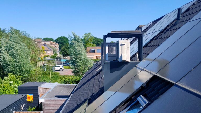 Monteur voert warmtepomp onderhoud uit bij een nieuwbouwwoning