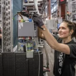 Warmtepompen uit Europa op een assemblagelijn in een Europese fabriek