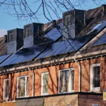 Woningen in een buurt met zonnepanelen die energie delen met elkaar