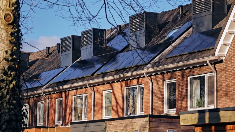 Woningen in een buurt met zonnepanelen die energie delen met elkaar