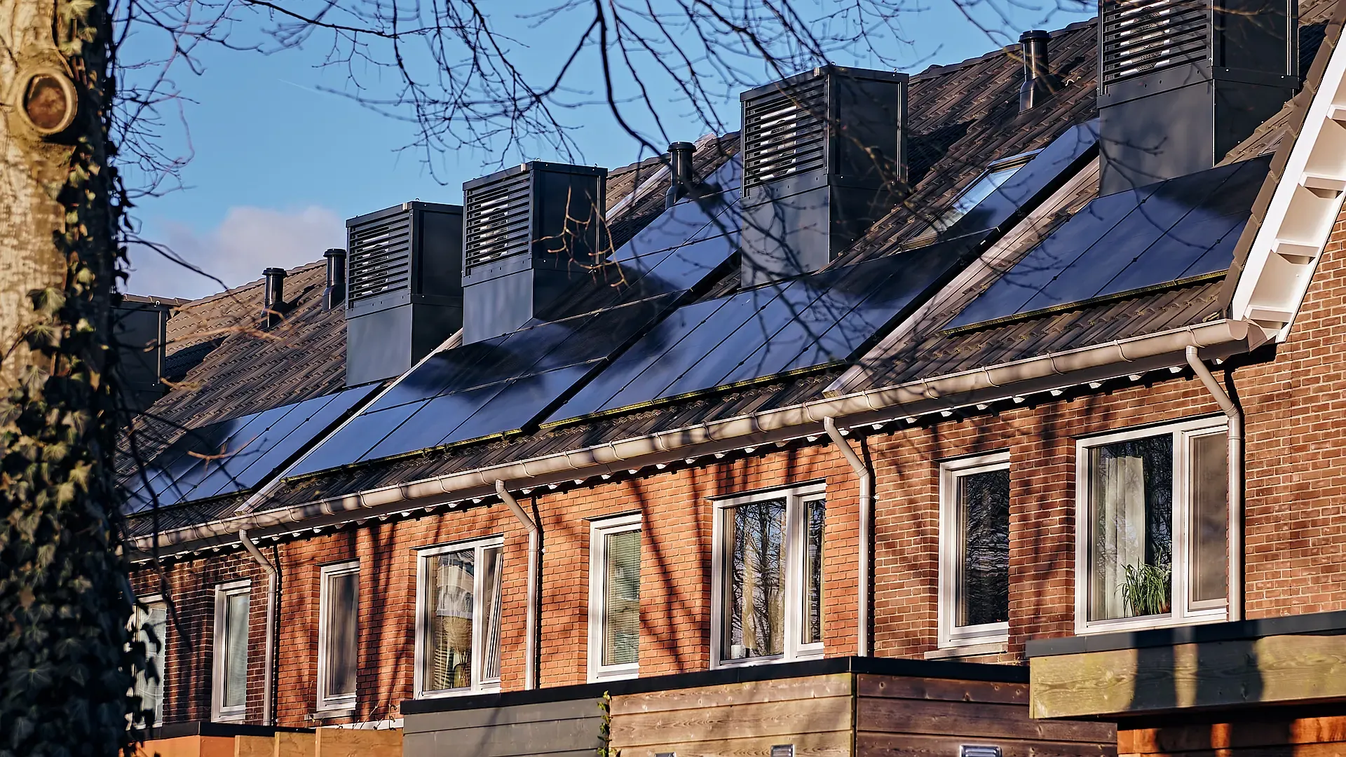 Woningen in een buurt met zonnepanelen die energie delen met elkaar