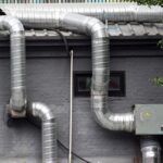 Onveilige rookgasafvoer aan de buitenmuur van een woning