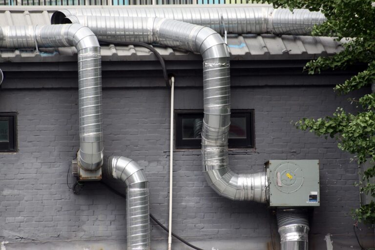 Onveilige rookgasafvoer aan de buitenmuur van een woning