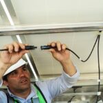 Installateur werkt aan energiesysteem, cyberveiligheid installateurs staat hoog op de politieke agenda