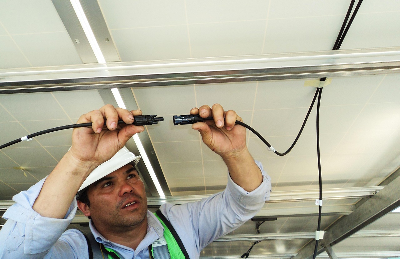 Installateur werkt aan energiesysteem, cyberveiligheid installateurs staat hoog op de politieke agenda