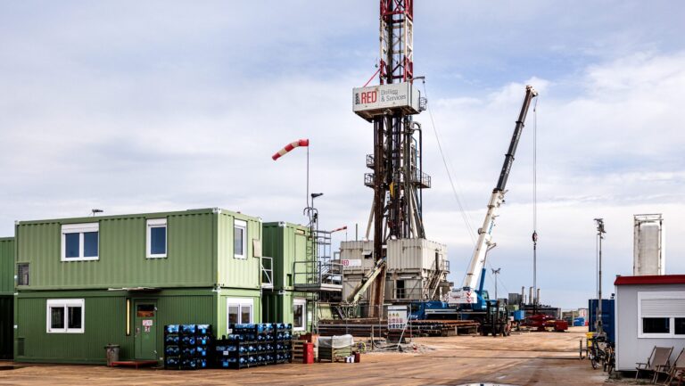 Boorinstallatie voor diepe geothermie die aardwarmte wint uit kilometers diepe gesteentelagen