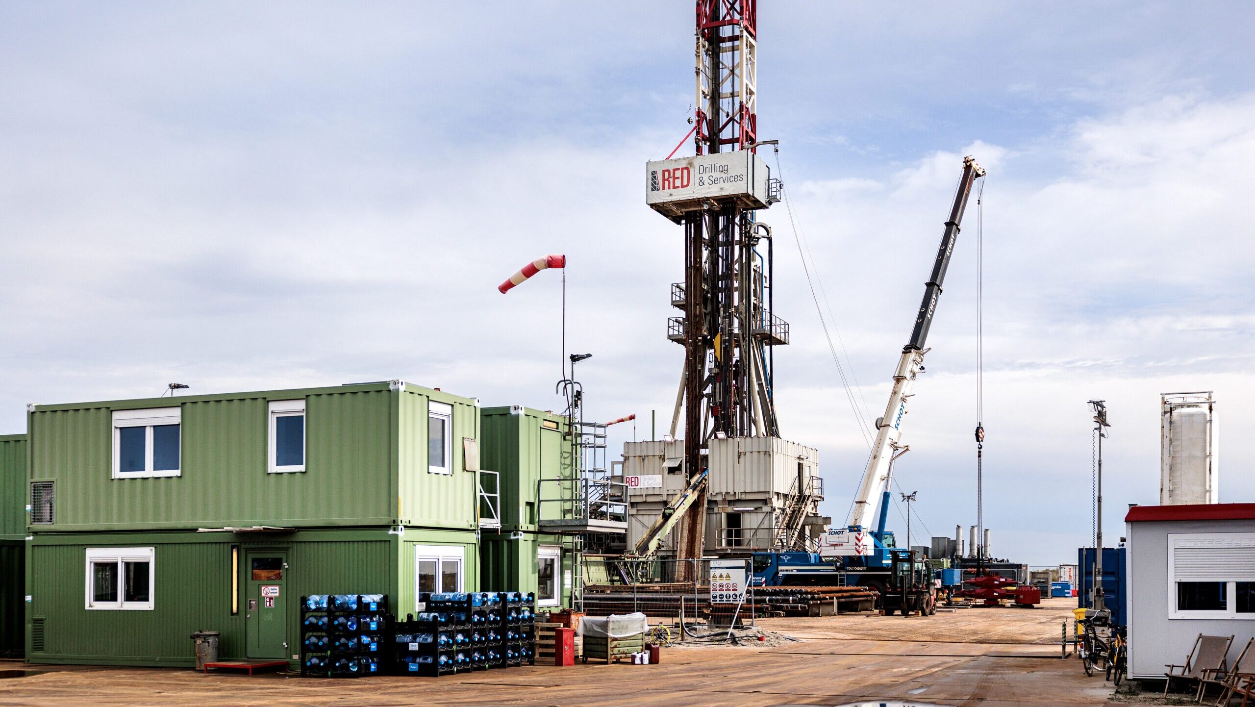Boorinstallatie voor diepe geothermie die aardwarmte wint uit kilometers diepe gesteentelagen