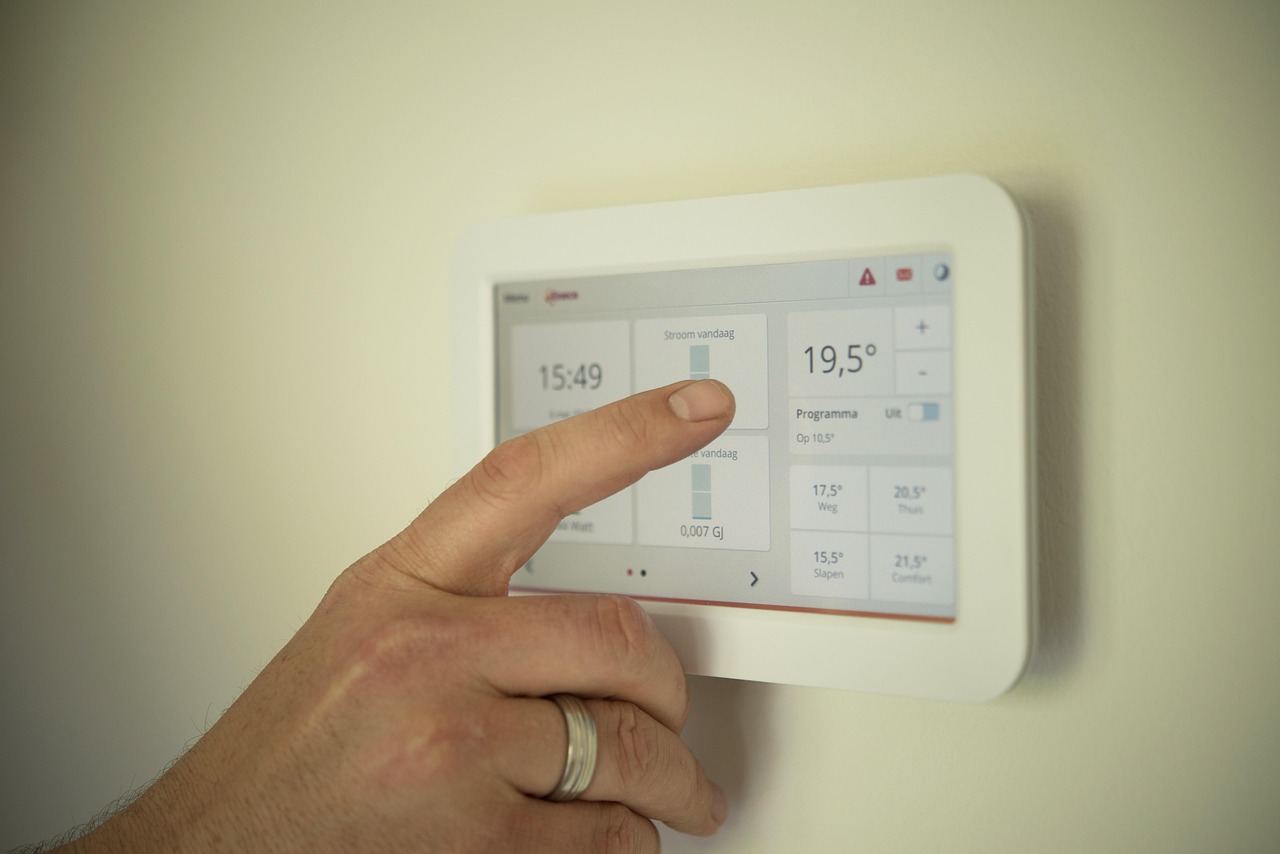 Energiemanagement thuis weergegeven op een centraal display dat energieapparaten aanstuurt