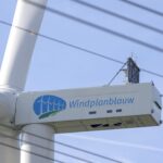 Windturbines in vlak polderlandschap die geluidshinder windturbines bij omwonenden veroorzaken