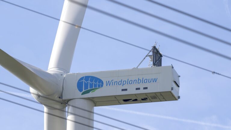 Windturbines in vlak polderlandschap die geluidshinder windturbines bij omwonenden veroorzaken