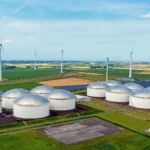 Hoogspanningsmasten als symbool voor het invoedingstarief dat de ACM uitwerkt