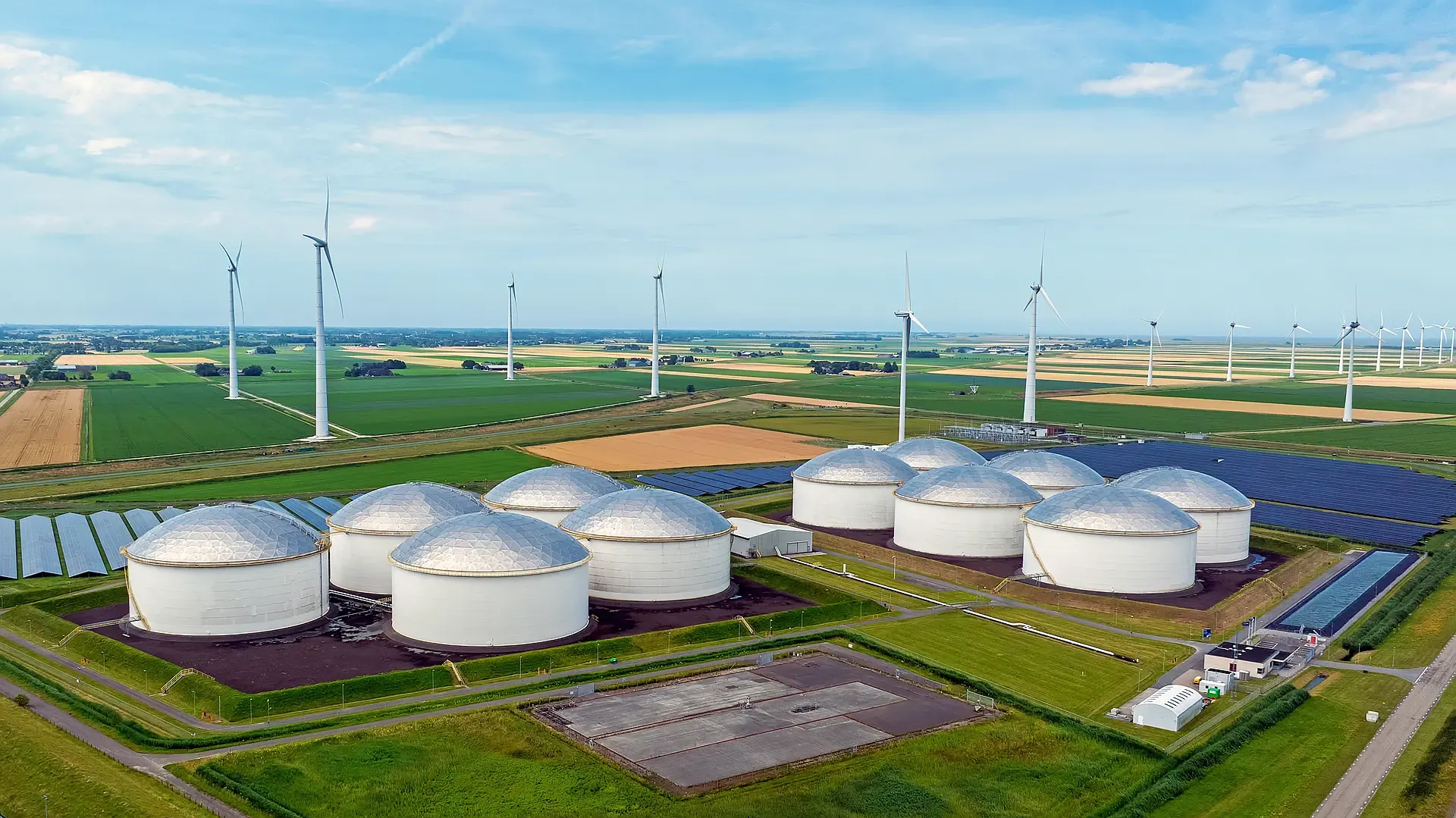 Hoogspanningsmasten als symbool voor het invoedingstarief dat de ACM uitwerkt