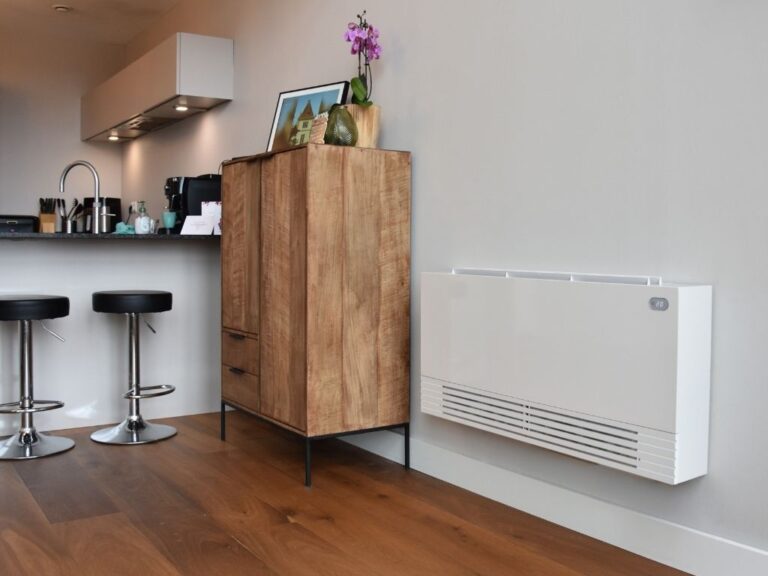 Ventilatorconvector voor lage temperatuur verwarming vervangt traditionele radiator in bestaande woning
