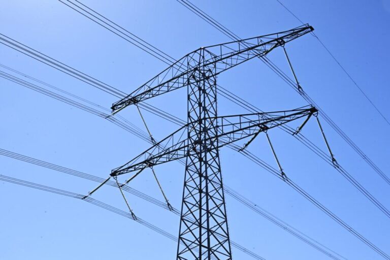 Hoogspanningsmasten die meer netcapaciteit kunnen leveren dankzij weerdata van het KNMI