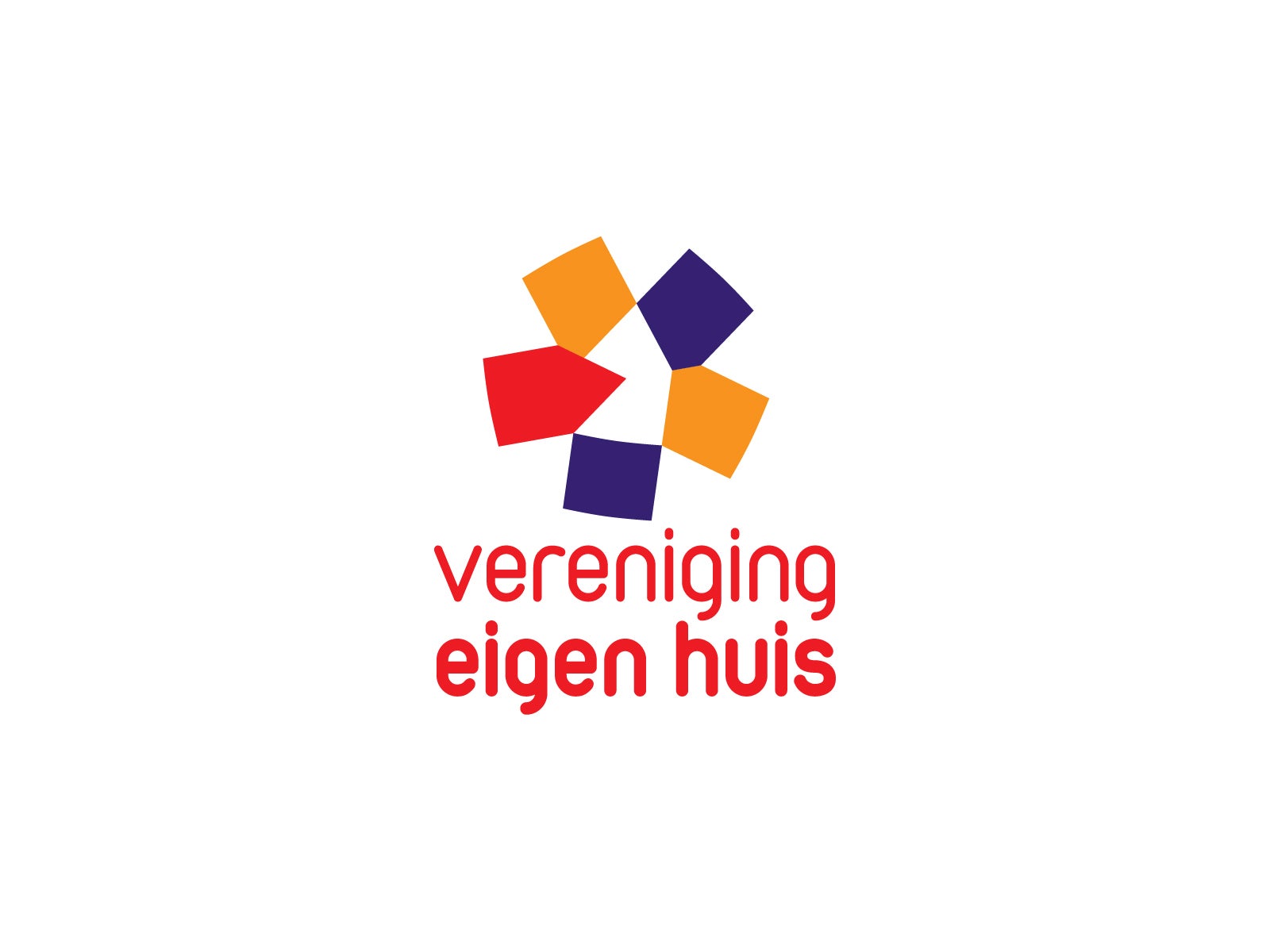 Woningbezitter controleert een Omgevingsloket vergunning op de laptop