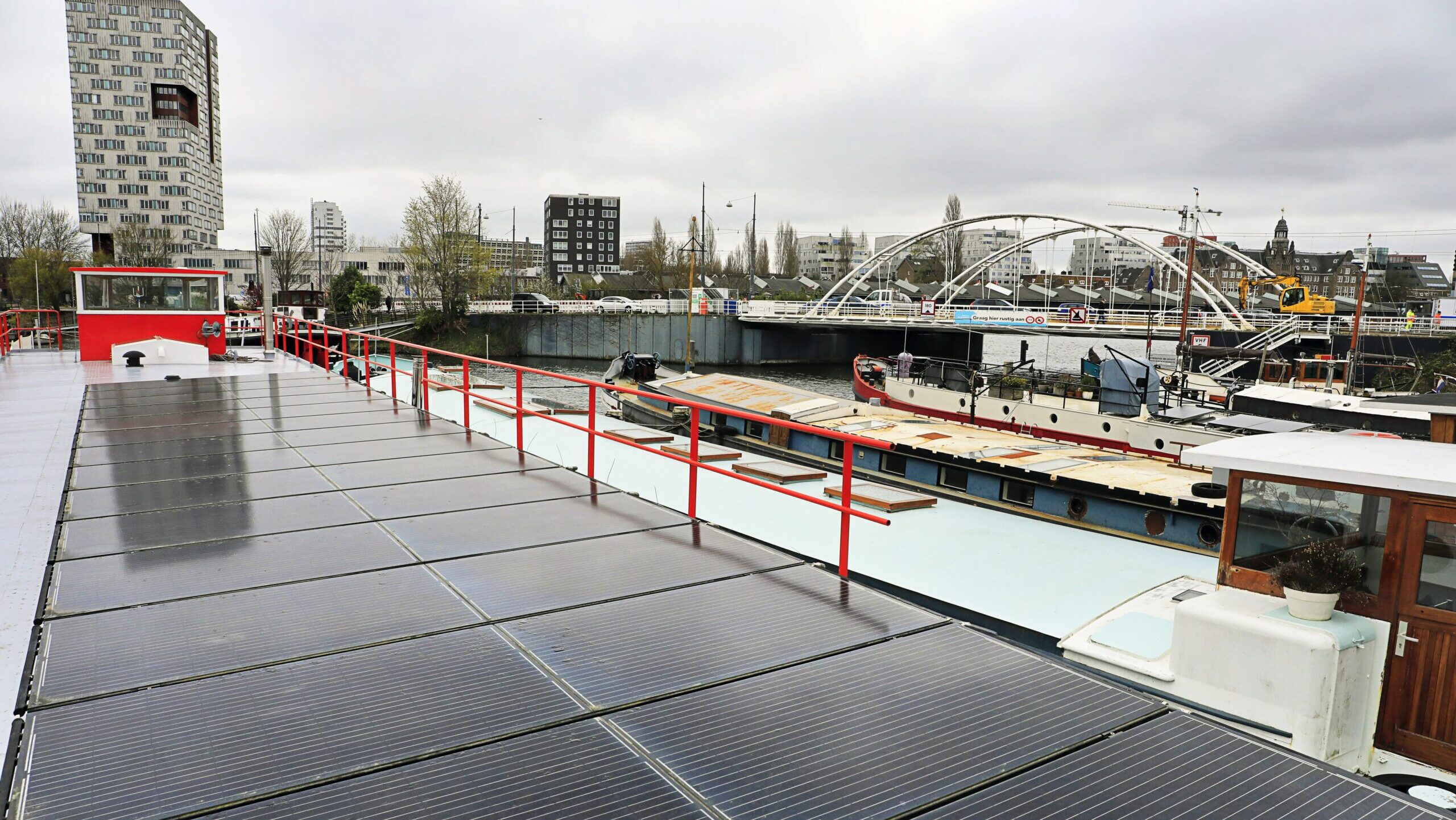 PVT-panelen op een woningdak die stroom en warmte opwekken
