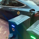 Elektrische auto aangesloten op een vehicle-to-grid laadpunt bij een woning