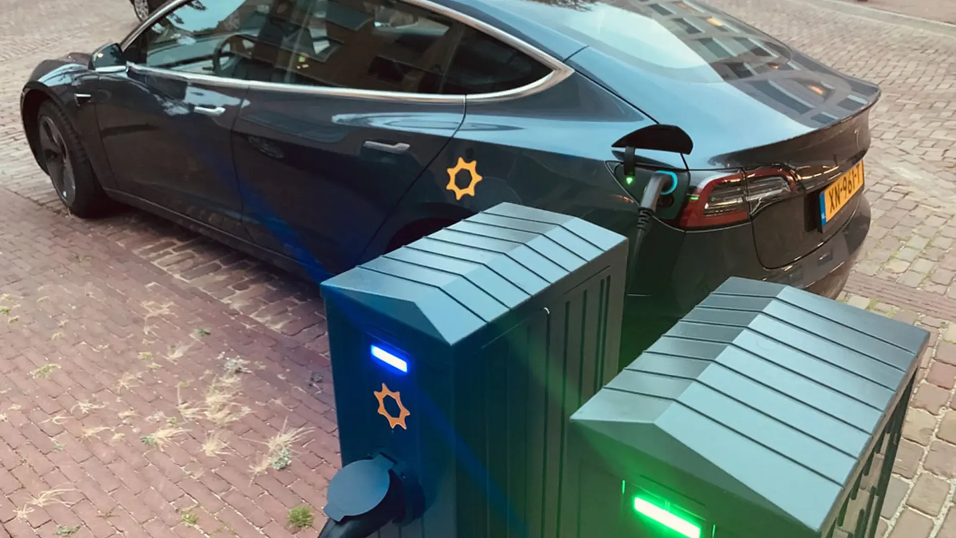 Elektrische auto aangesloten op een vehicle-to-grid laadpunt bij een woning