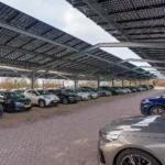 Zonnecarport met zonnepanelen boven een oprit waarvoor Noord-Holland subsidie beschikbaar stelt