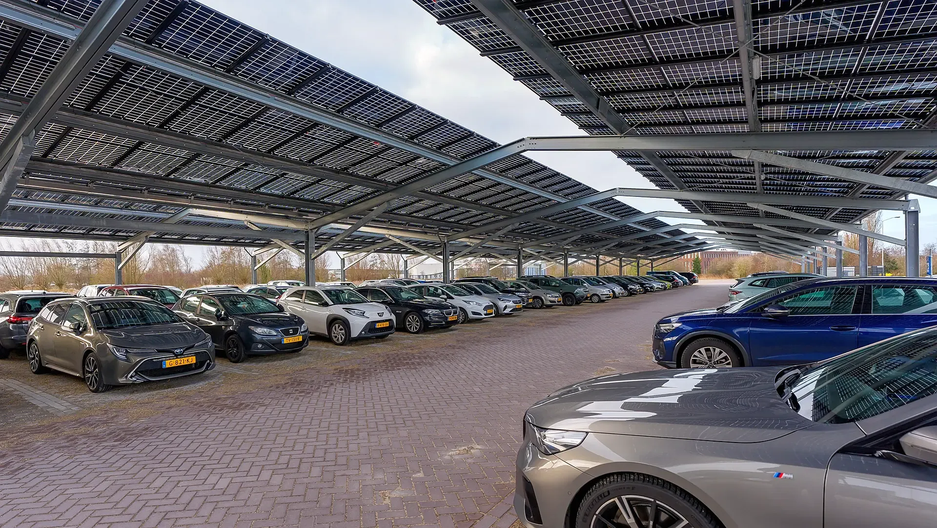 Zonnecarport met zonnepanelen boven een oprit waarvoor Noord-Holland subsidie beschikbaar stelt