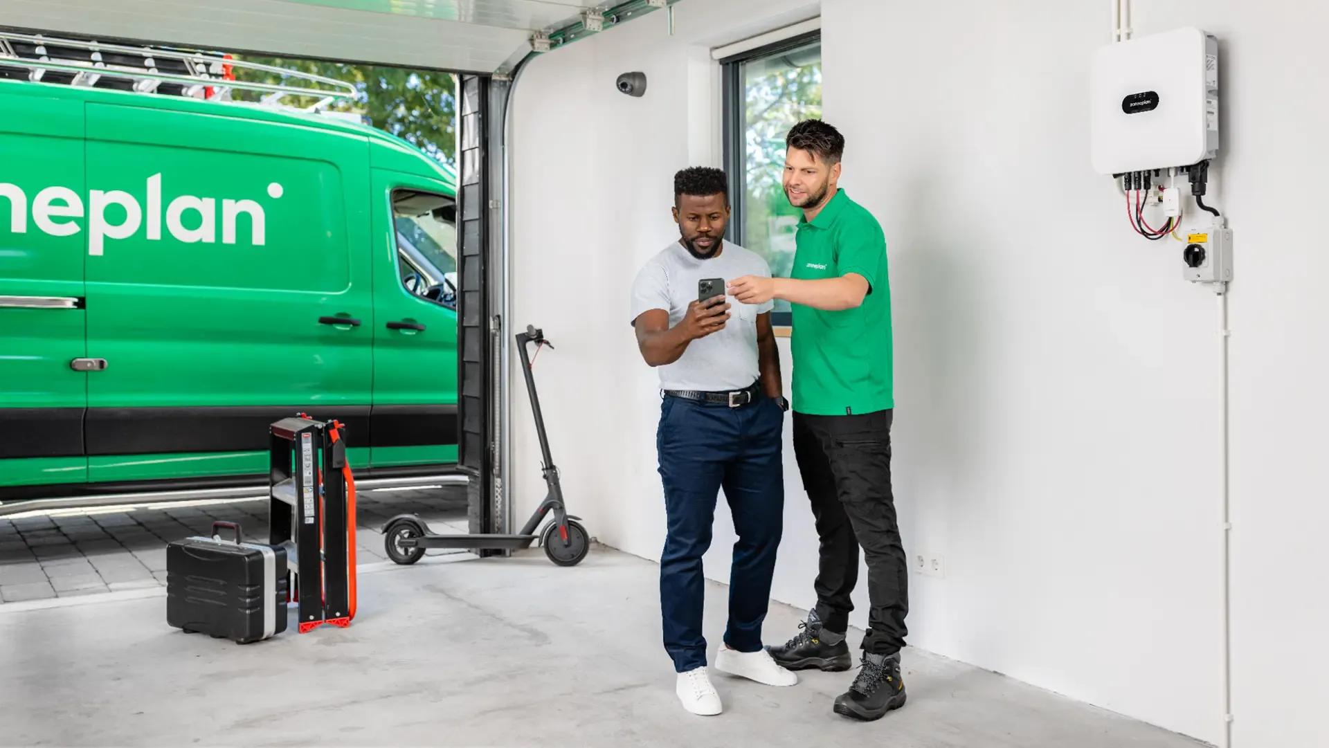 Zonneplan batterij aan de muur in een woning die geregistreerd moet zijn bij de netbeheerder