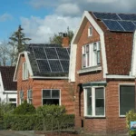 Enexis Zonnedimmer dimt panelen op daken tijdens zonnige piekmomenten