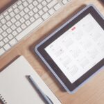 Huiseigenaar gebruikt gratis renovatietool op tablet voor woningrenovatie