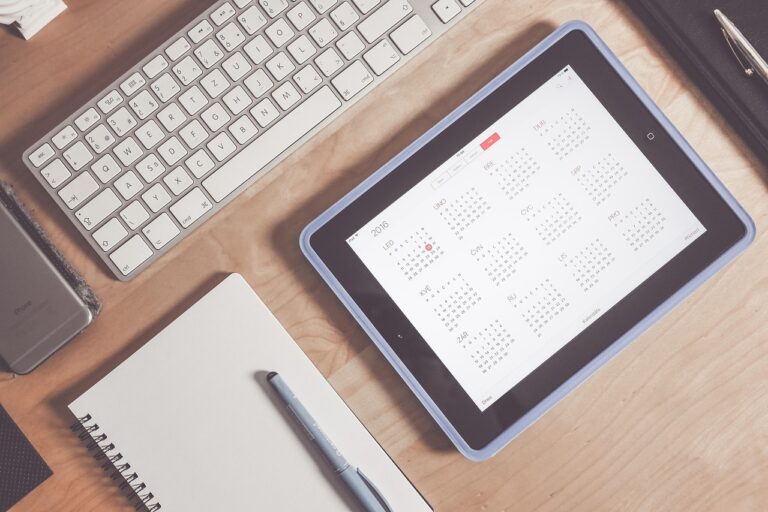 Huiseigenaar gebruikt gratis renovatietool op tablet voor woningrenovatie