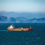 Olietanker bij de Straat van Hormuz waar de olieprijs door het Iran-conflict onder druk staat