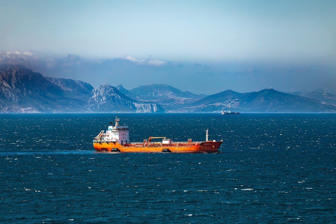 Olietanker bij de Straat van Hormuz waar de olieprijs door het Iran-conflict onder druk staat
