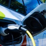 Slim laden van een elektrische auto aan een wallbox thuis