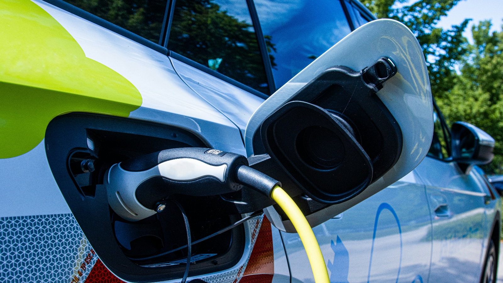 Slim laden van een elektrische auto aan een wallbox thuis